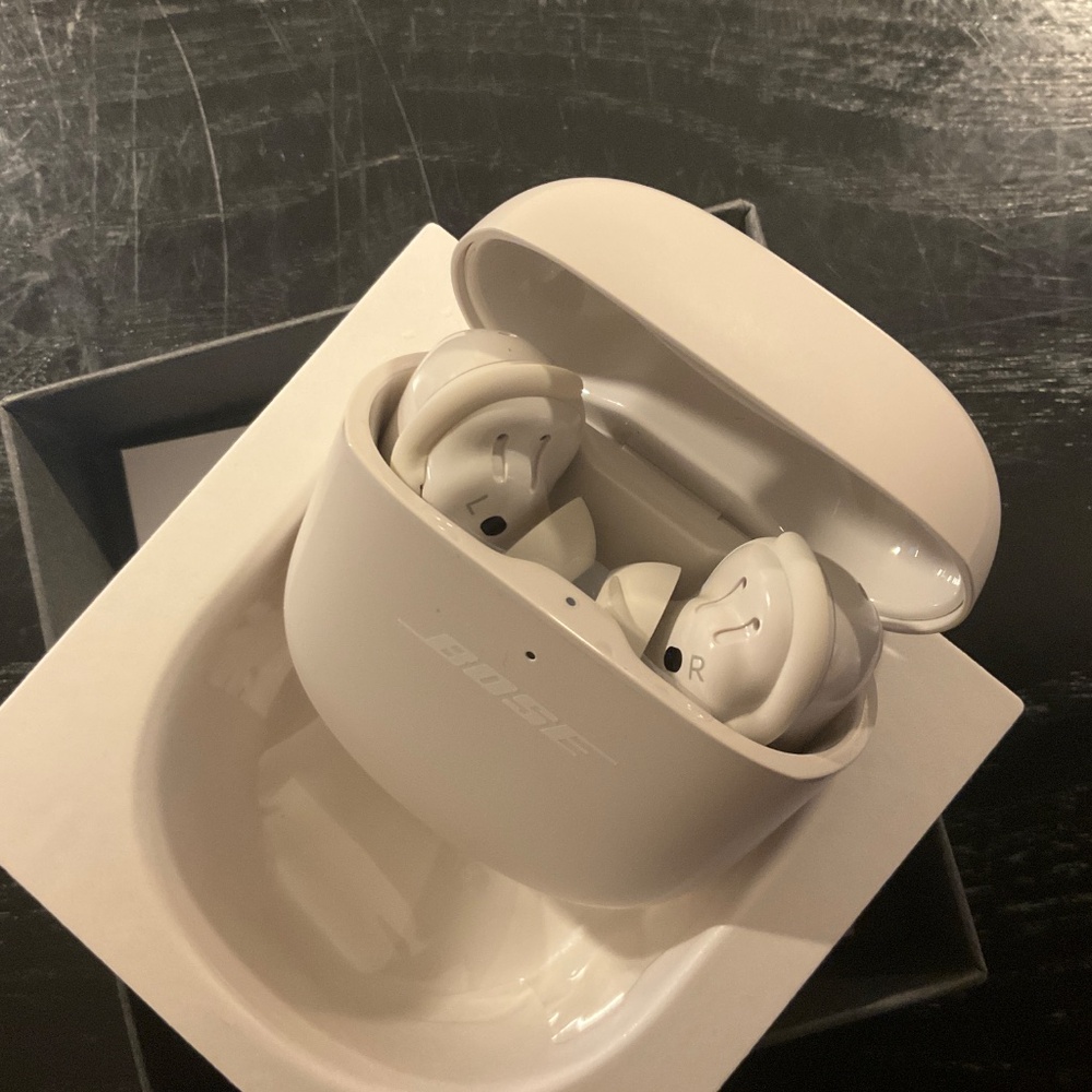 Bose QuietComfort earbuds II 2 noise cancelling w NEW ear tips- soapstone white